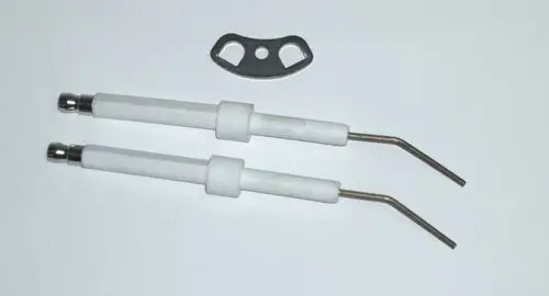 Zwei Zündelektroden mit weißen Isolierhülsen und gebogenen Metallspitzen, sowie ein Halteblech, geeignet für Daikin Produkte.